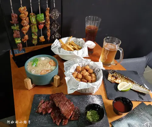 放鬆微醺的周末夜晚 夜市的親民價格給您寬敞舒適的用餐空間 Bullydog布利多