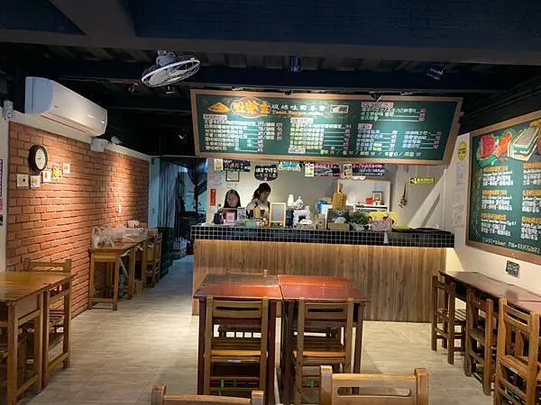 【桃園 藝文特區】吐柴主手作三明治 藝文總店//懷舊教室風格店 二樓寬敞遊戲區 花言巧語菠蘿堡碳烤吐司