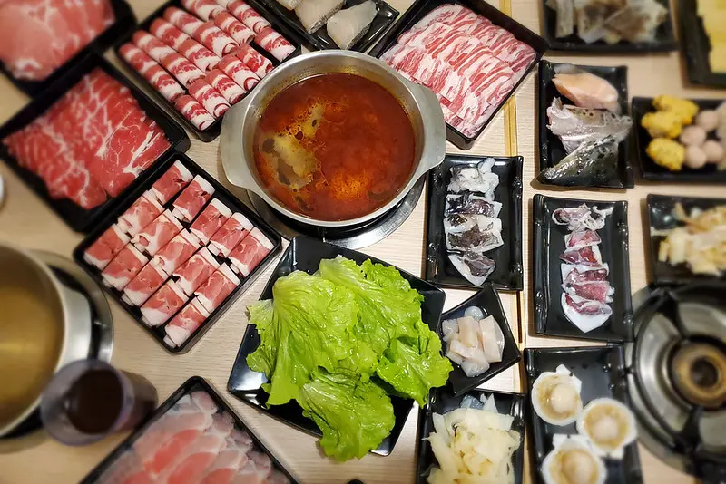 海鮮控沒吃過這家對嗎？漂亮火鍋吃到飽涮涮鍋有超過20種海鮮與8種肉品可選擇，哈根達斯冰淇淋也隨便你吃！ @強生與小吠的Hyper人蔘~