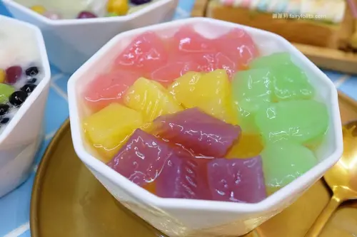 一象甜品。彩虹粉粿超療癒，在地人才知道隱藏版手工豆花，營業時間人擠滿滿！ @蹦啾♥謝蘿莉 La vie heureuse