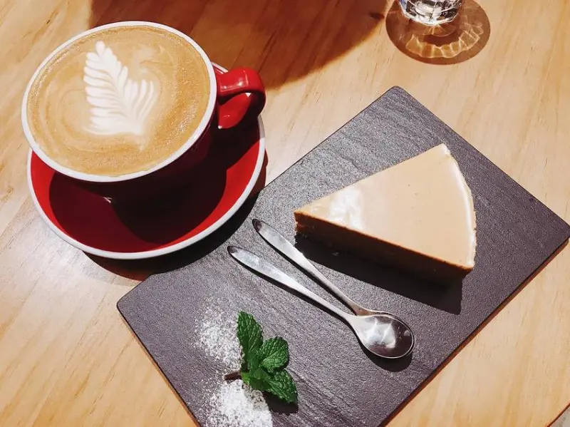 【不限時咖啡廳⎪捷運大安站】杯盃PuiBui：一個人工作或三五好友聚會都適合，隱藏在巷弄內的舒服咖啡館