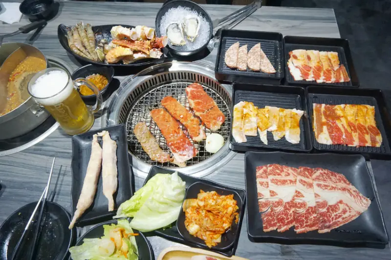 東區燒烤推薦→生凍帝王蟹、頂級A5和牛、美國大生蠔、澎湖明蝦無限供應只要1288-好客海鮮無煙燒肉吃到飽-台北忠孝店