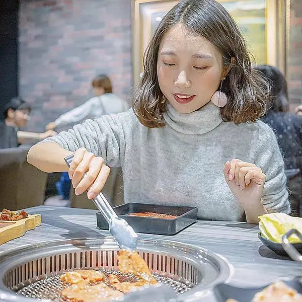 燒肉酒吧讓你邊吃燒烤、火鍋，還能點杯調酒，火烤兩吃吃到飽 | 【台北 大安區】好客燒烤-台北忠孝店