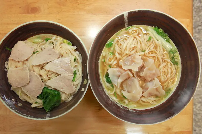 吃。高雄|左營區|左營大路美食。隱藏版麵貪，整體口感美味定價超值，值得樂天小高推薦「用心麵攤」。