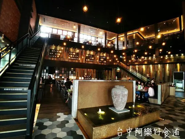 【台中美食】自在森林||空間氣派用餐不限時，各式各樣料理應有盡有，推薦鍋物系列。