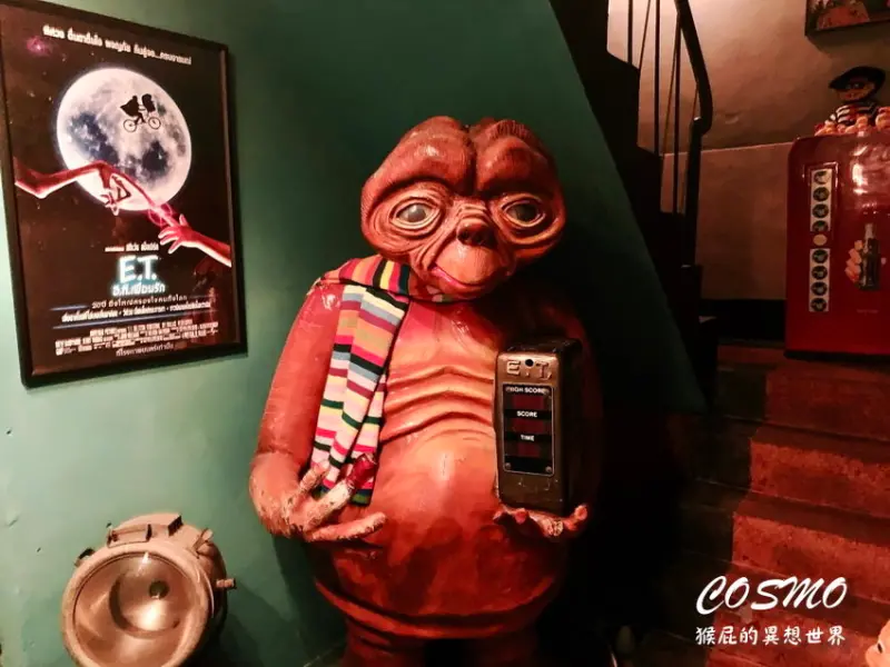 【台中美食】台中神秘的ET外星人主題咖啡廳COSMO飲所！ 裡面有超大隻ET好酷，主打泰式奶茶也很奇妙！平日營業到凌晨兩點，假日營業到凌晨三點！（台中宵夜、台中茶店、台中咖啡廳） @猴屁的異想世界
