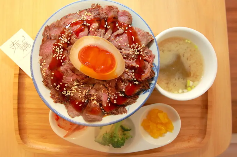 吃。高雄|新興區|  屹立不搖の日式丼飯，樂天小高第二次分享文章，樂天小高本人首次分享，整體口感美味定價合理「赤燒分子廚藝」。