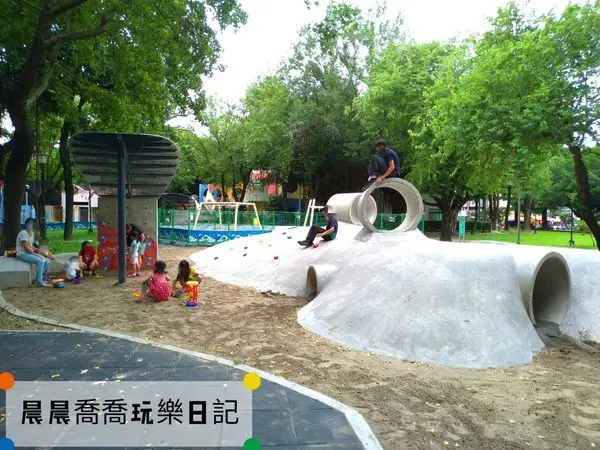 台中特色公園【英才公園】水泥管隧道、恐龍溜滑梯、鳥巢鞦韆、攀岩牆、大沙坑