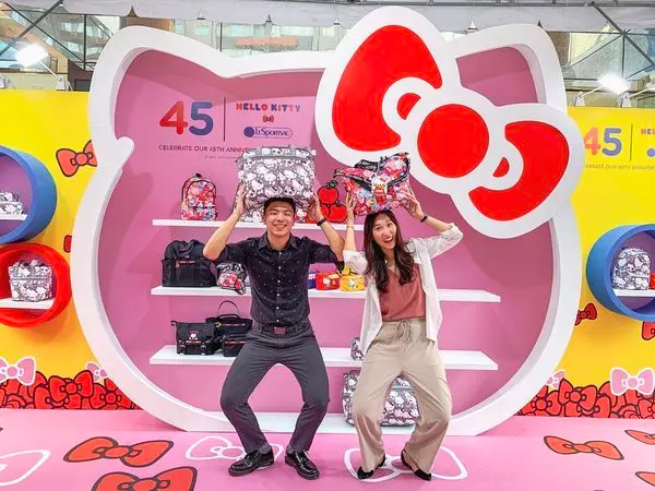 【台北網美拍照景點】45歲LeSportsac和超可愛hello kitty聯名歡慶生日登場！