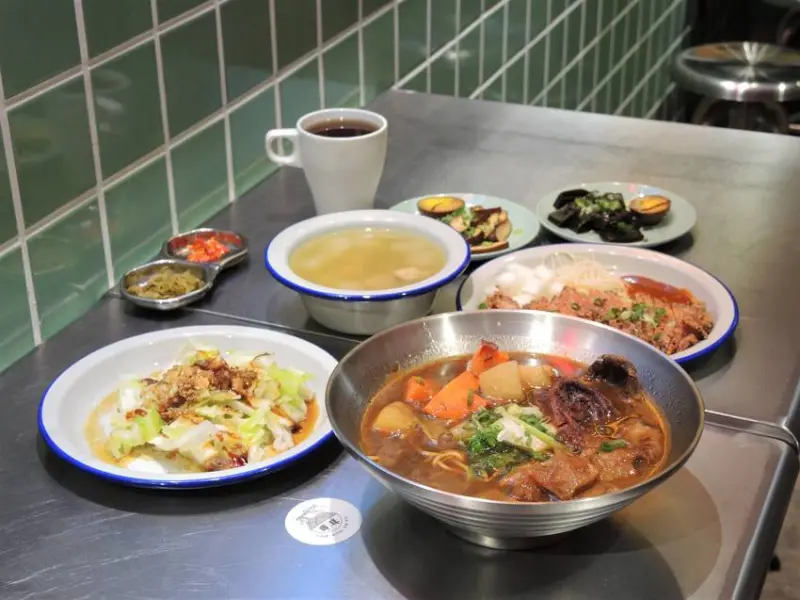 呷咪牛肉麵｜夜晚文青牛肉麵！半夜消夜首選！無辣不歡最愛麻辣牛舌拌麵！東區市民宵夜推薦