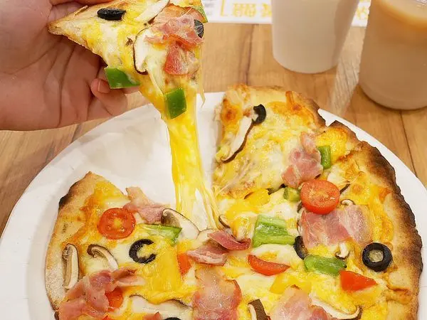 FJ義大利PIZZA - 新北林口平價pizza，誰說百貨裡面的餐點都很貴，快來美食街內找俗又大碗的披薩分食，一份不用$200吃玩荷包不淌血