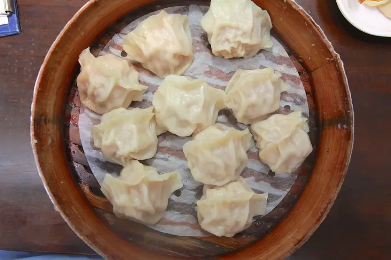 吃。高雄|左營區| 高雄知名北方麵食館，整體口很有水準定價稍微偏貴「北平京廚北方麵食餐館」。