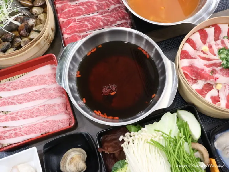 初嘛超市鍋物-文心店│火鍋最新吃法！想吃什麼自己拿，食材新鮮又平價，和牛100多，龍蝦、紅蟳300元有找，地點就在文心家樂福裡～