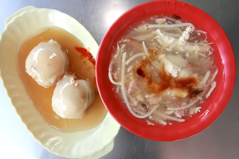 吃。高雄|岡山區。隱藏美食無私分享，很道地台南小吃美食，整體餐點美味定價合理 「台南傳統小吃」。