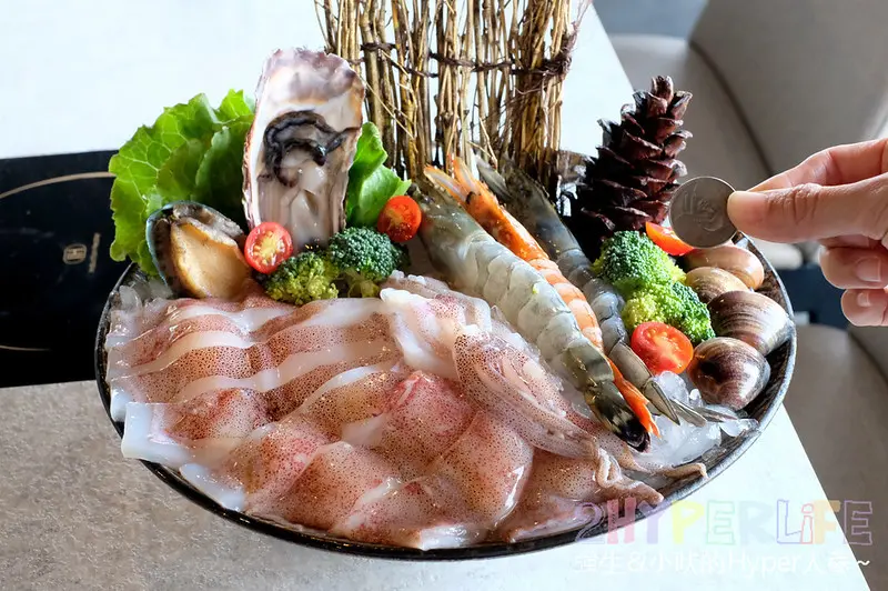 活體龍蝦和肉類好吃又超值！ 崧Shabu Shabu 在五葉松圍繞下吃火鍋之外台中景色同時盡收眼底，晚上來氣氛更佳～