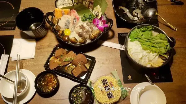 築間幸福鍋物。營業到凌晨4:00的火鍋店。可以來嘗試看看大半夜吃火鍋