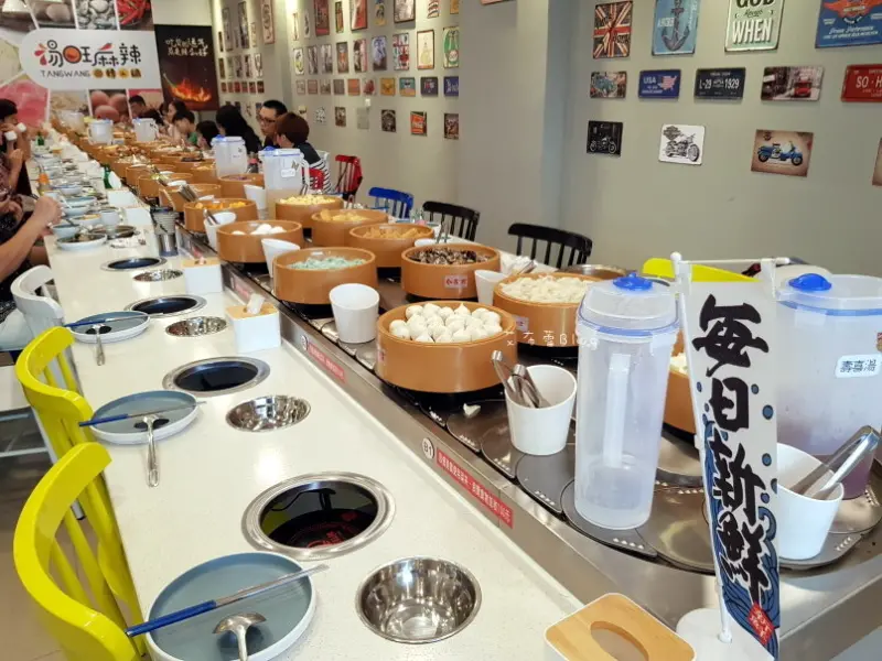 《高雄美食》湯旺麻辣回轉火鍋❤30種以上回轉火鍋料，288吃到飽！飲料、冰品也吃到飽！！