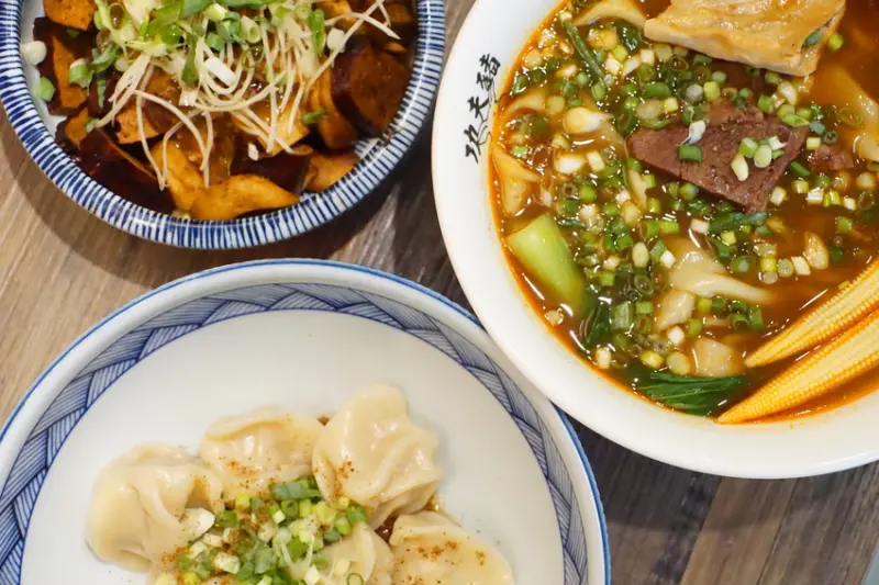 [功夫豬私廚好麵餐廳] 新北 新店 平價家常麵食料理 用料實在 手工麵條 水餃 湯頭極佳 高CP值 家庭聚餐 大坪林美食