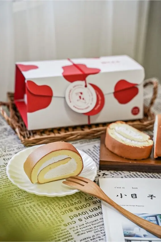 | 育兒日記 |可愛的紅色乳牛包裝北海道鮮奶油生乳捲超好吃/亞尼克彌月蛋糕