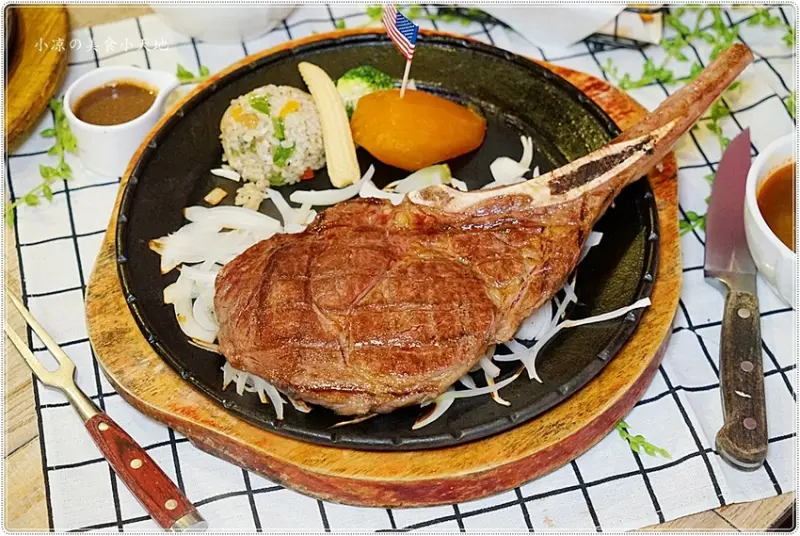 台中牛排║老饕不能錯過高貴不貴的多汁牛排，戰斧牛排超浮誇，豪邁大口吃肉肉(飲料水果湯品無限續)