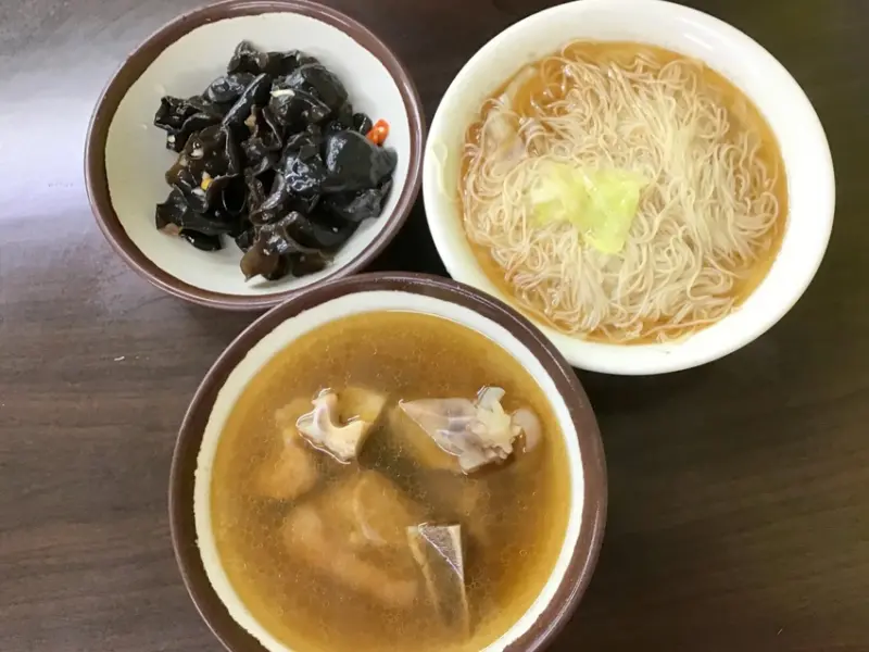 桃園大廟美食-萬華麻油雞-豬腳欠火侯.湯頭還不錯