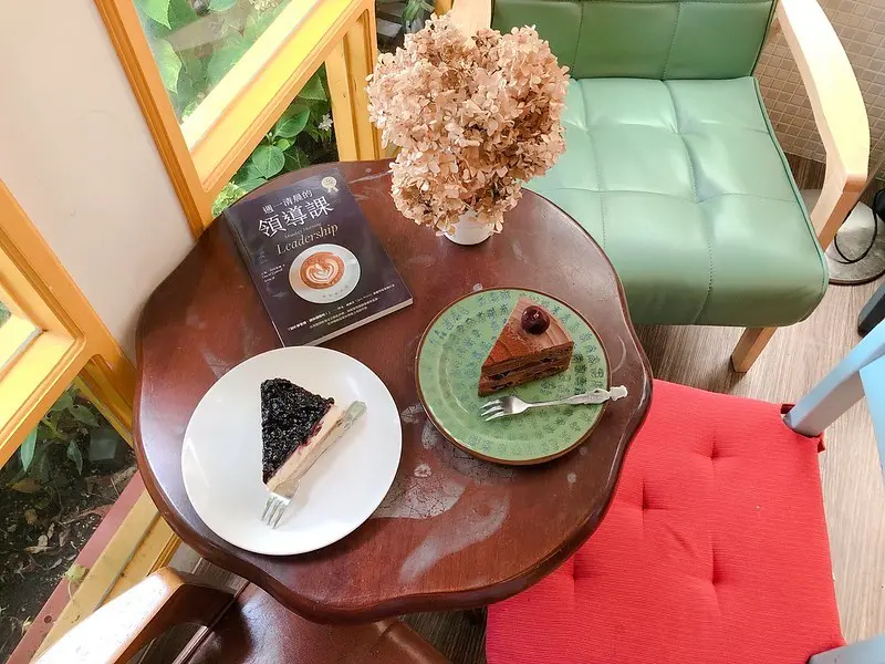 【苗栗美食】葉旺手作烘培，綜合莓果重乳酪蛋糕超濃郁好好吃。隱身竹南住宅區中，鄉村田園風蛋糕屋。(竹南甜點店．竹南咖啡屋．竹南美食推薦．甜點．蛋糕．覆盆子．莓果．芒果．巧克力蛋糕．慕斯．千層．抹茶紅豆．