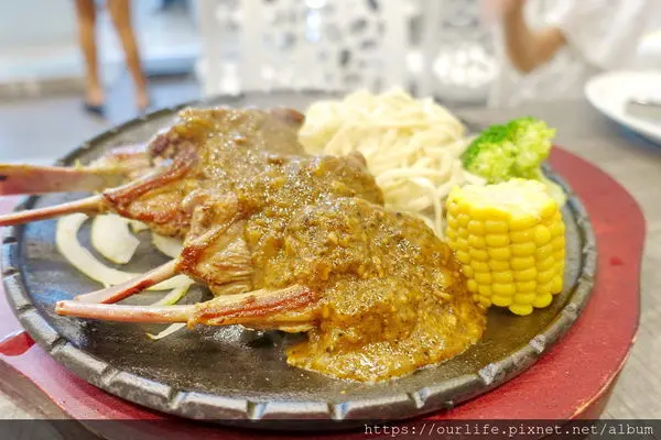 份量大到坐立難安的香港風軟嫩無羶味的鐵板牛扒羊扒@銀牛角牛排館