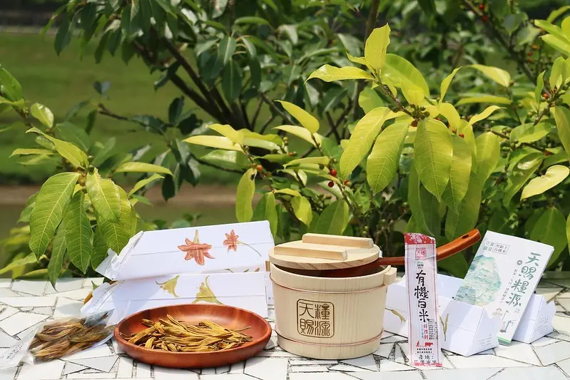 2019花蓮百大伴手禮推薦『天賜糧源/花開富貴好禮稻米桶禮盒』+『花東宏宣/六十石山戀戀金針禮盒』送禮自用兩相宜，料理開箱文