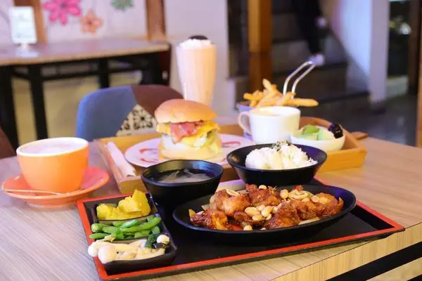 【高雄‧食記】孟菲斯美式親子餐廳 -- 懷舊彈珠台柑仔店，假日遛小孩的絕佳去處