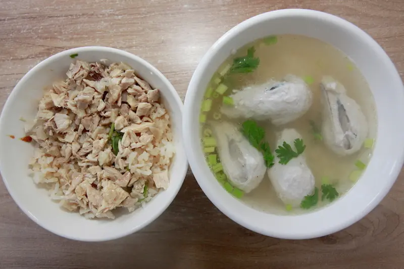 吃。高雄|左營區|  高雄有多家分店，飄香超過30年，整體口感美味，餐點定價稍微偏高一些「小林雞肉飯」。