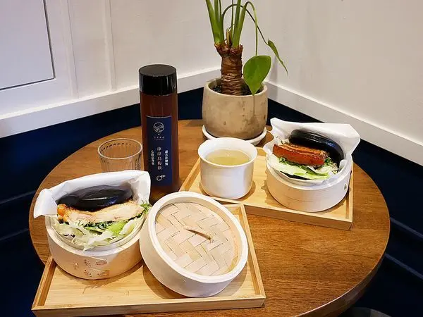 天淳津品 - 台北國父紀念館美食推薦，黑色漢堡不稀奇，大家吃過黑色刈包嗎? 低調奢華風的刈包連醬汁都創新