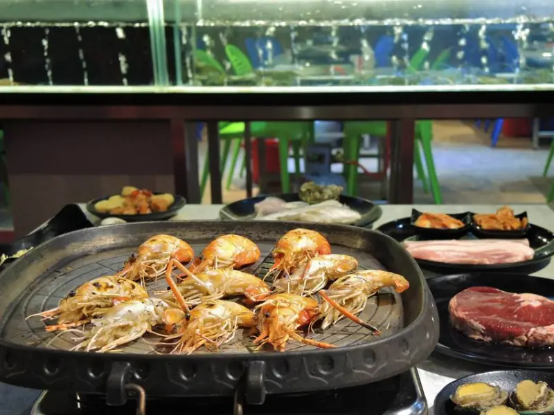 蝦犇 台式流水蝦｜想吃多少自己夾！好吃又好玩的流水蝦！還有原塊牛排、帶殼鮮蚵、新鮮海鮮吃到飽！新北流水蝦推薦