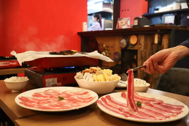 (新莊美食)新莊聚餐地點-深巷有漁 重慶秘制烤魚,獨特紙包魚一鍋兩吃,近新莊佳瑪,新北烤魚推薦