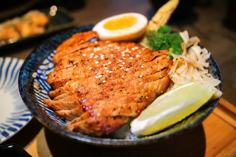 【高雄聚餐】大河屋燒肉丼串燒-高雄大魯閣草衙道店 燒き 屋臺料理 平價人氣排隊店