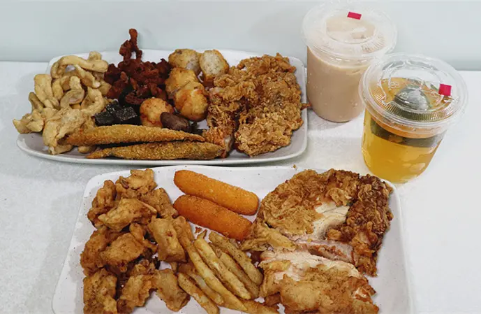 「台北雞排/士林雞排」【怪獸小雞排】招牌麻辣及蒜香雞排，香酥脆的麵衣，厚實多汁的雞肉，香傳整條巷弄，總見排隊人龍，不想出門排隊，網路下單，Uber Eats以及Foodpanda可以服務到家！