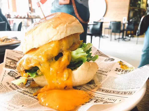 圓圓家愛吃貨-《新北美食》TP MOTOR CLUB重機主題美式餐廳，中角沙珠灣邊的好吃漢堡，戲水後的好選擇