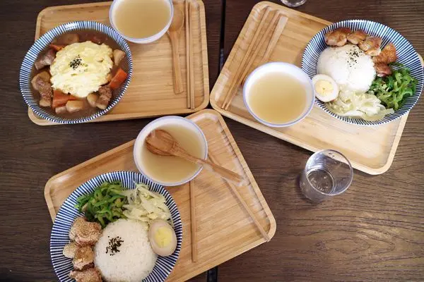 高雄苓雅區=<食>一種家常飯食的概念，每到中午用餐時間必定擠上不少人！【好傅】他是隱藏版，也是限定版！僅限中午販售喔！慢了你就吃不到囉=