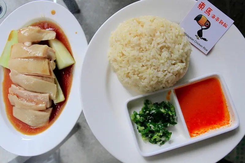 吃。高雄|三民區|用餐時間人潮滿滿，使用油皮紙當作成餐盒，整體口感有水準定價合理範圍「東馬海南雞飯」。