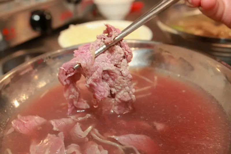 吃。台南|東區|成大周遭美食。台南在地特色美食，牛肉口感有水準且偏超值「小董牛肉湯.爐」。