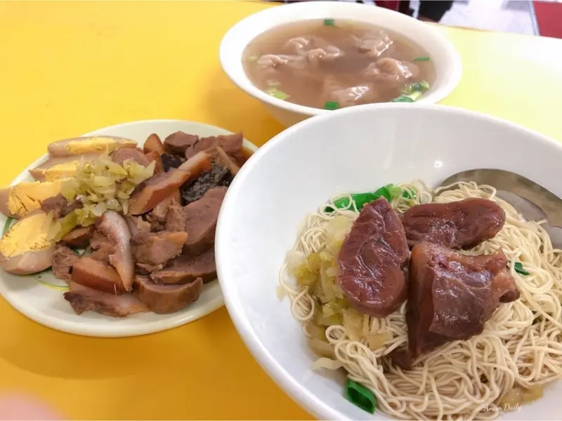 | 高雄美食 |老闆太佛心了！餛飩湯只要$20牛肉麵只要$50超級便宜/高雄特製細麵‧扁食