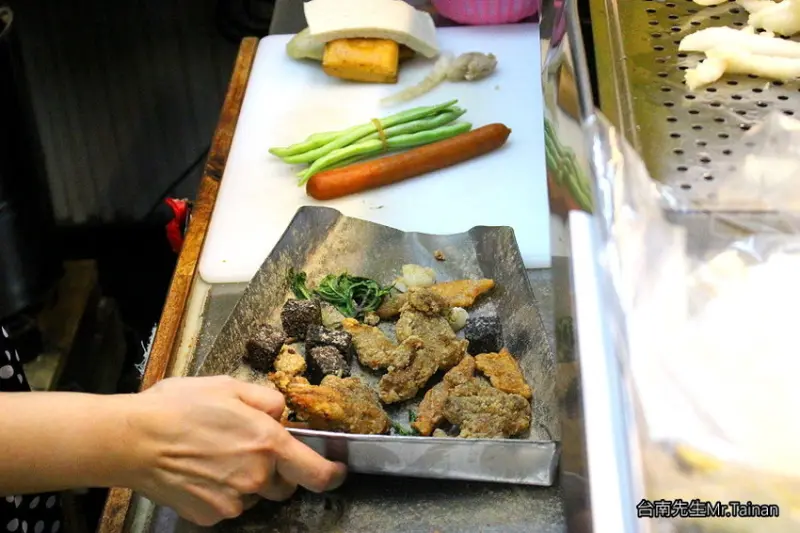 台南鹹酥雞／35年老店傳統古早味／每日新鮮配送電宰雞肉／堅持不用回鍋油／粉薄肉多用料實在／在地人從小吃到大／限量供應晚來看老闆收攤－阿治奶奶鹹酥雞