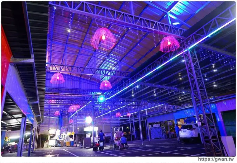 台中400坪新夜市9/6試營運，下雨也可以逛的室內夜市還有超炫水母燈！