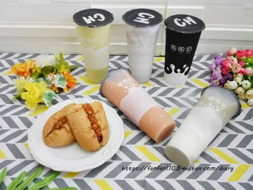 【內科飲料外送】Classic Milk #CM #啪啪奶 #台灣在地水果 #木瓜牛奶 #紅心芭樂 #現打果汁﻿ #熱狗堡