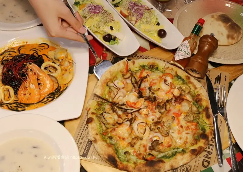 豐原樂樂義式廚房｜台中手工薄皮披蕯餡料多到爆炸，毒癮海鮮墨魚麵，隱藏雲朵麵包超夯，豐原太平洋百貨8樓 - Kiwi 樂活食旅