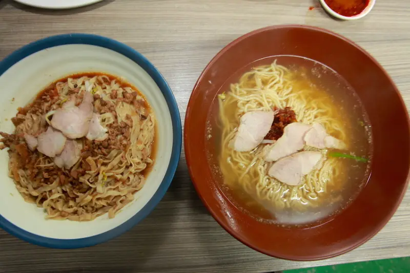 吃。高雄|鼓山區| 用餐時段人潮滿滿，整體口感美味定價合理，值得樂天小高推薦「阿成鮮蝦餛飩鹹水意麵」。