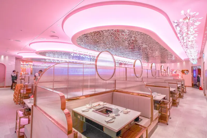 美滋鍋 台灣X魔王 台北信義區 新加坡人氣品牌 ATT 4 FUN七樓 在粉紅世界裡大啖膠原蛋白火鍋 桌邊剝蝦服務 網美打卡聖地 信義區宵夜火鍋/麻辣火鍋推薦  捷運101市貿站  內文有店家資訊