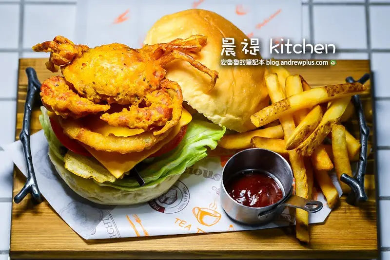 晨禔 kitchen-酥炸軟殼蟹漢堡和滿嘴黑墨魚義大利麵