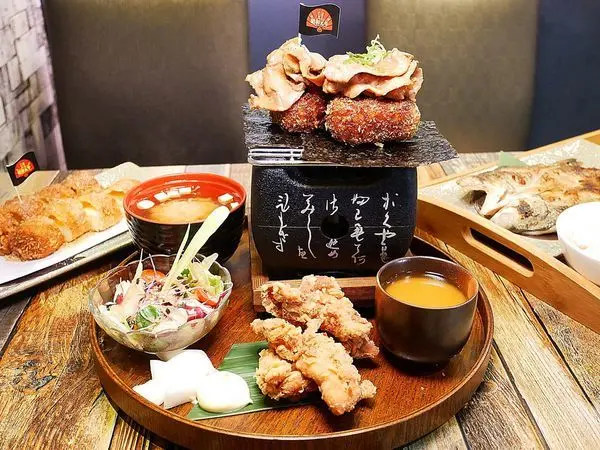 昭和元年JAPAN專業早午餐 - 永和日式早午餐推薦，店家獨創黃金飯糰吸睛又好吃，套餐CP值超高，每天還有限定五份的巨大鰻魚壽司定食，King size最霸氣