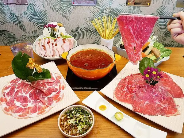 喜園火鍋 - 林口歐風火鍋，共21OZ三種大份量肉品的雙人套餐，搭配水果冰沙竟然$1000有找，高CP鍋物這邊看(文末有抽獎資訊)