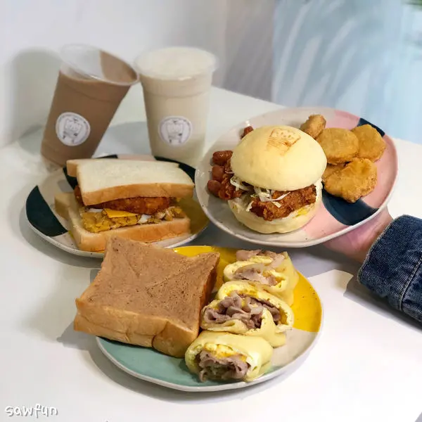 【台中美食】青石早餐 新光大遠百附近的白色系文青早餐 每日現做的湯種吐司 可愛漢堡 手作蛋餅 小肉豆 台中西屯區美食 文末抽獎